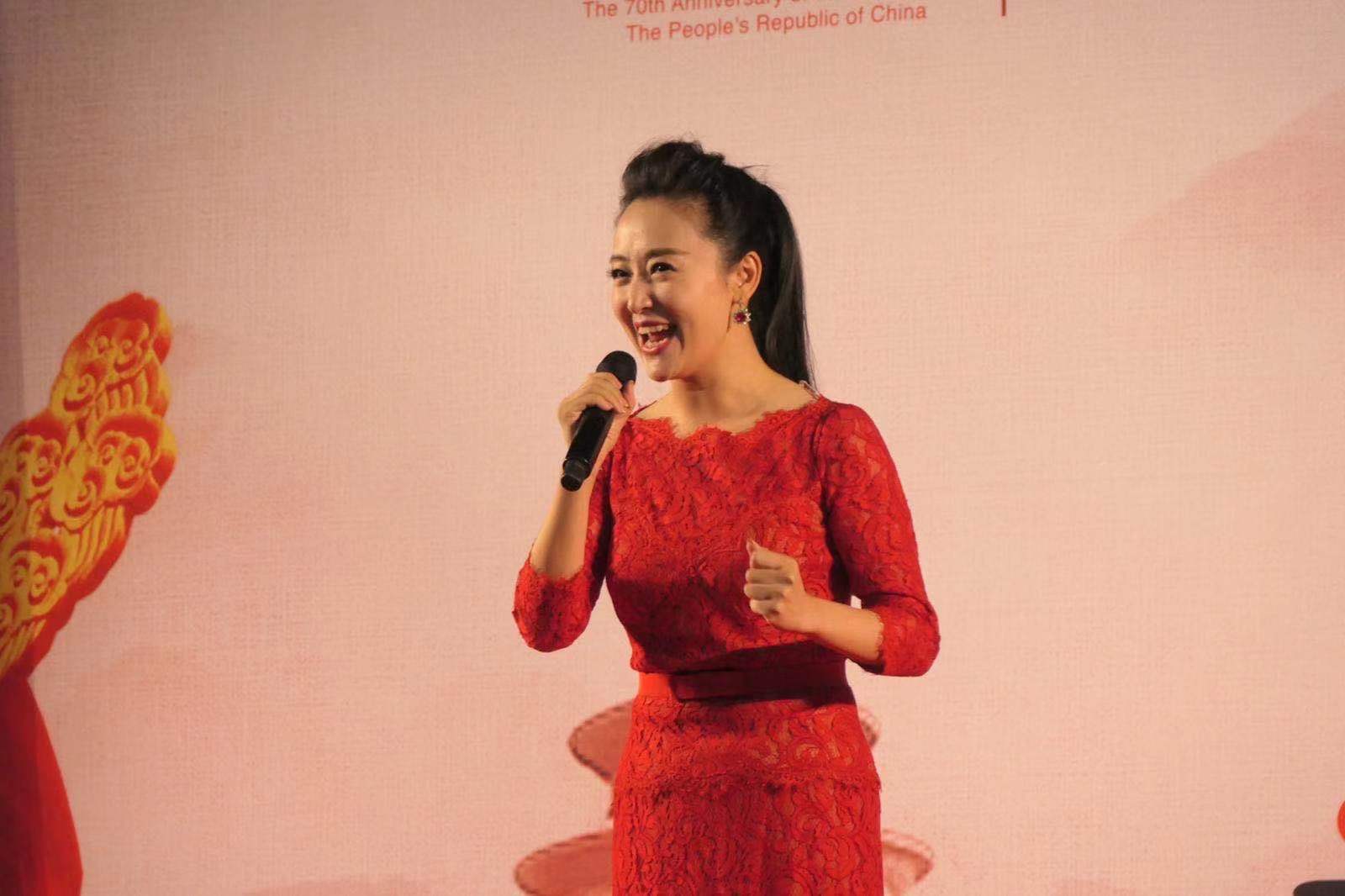 中国一级演员、著名歌唱家周旋女士美妙的歌声下揭开序幕