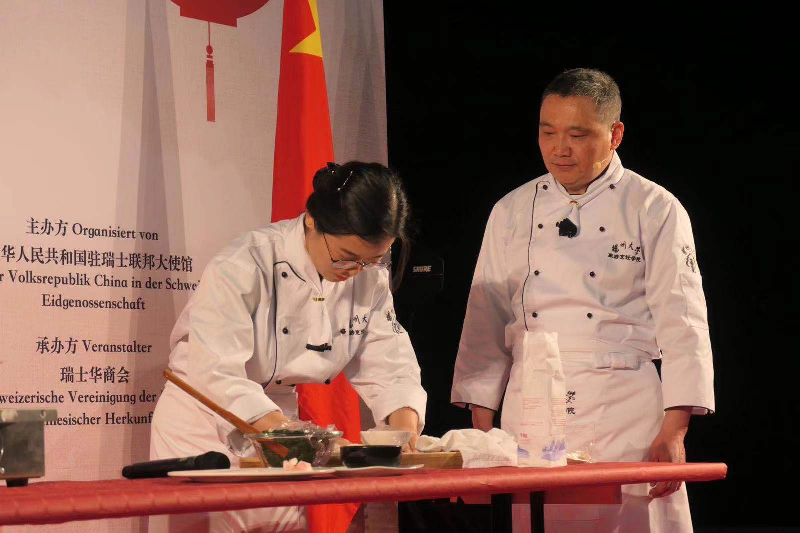 扬州大学旅游烹饪学院的专业导师表演厨艺